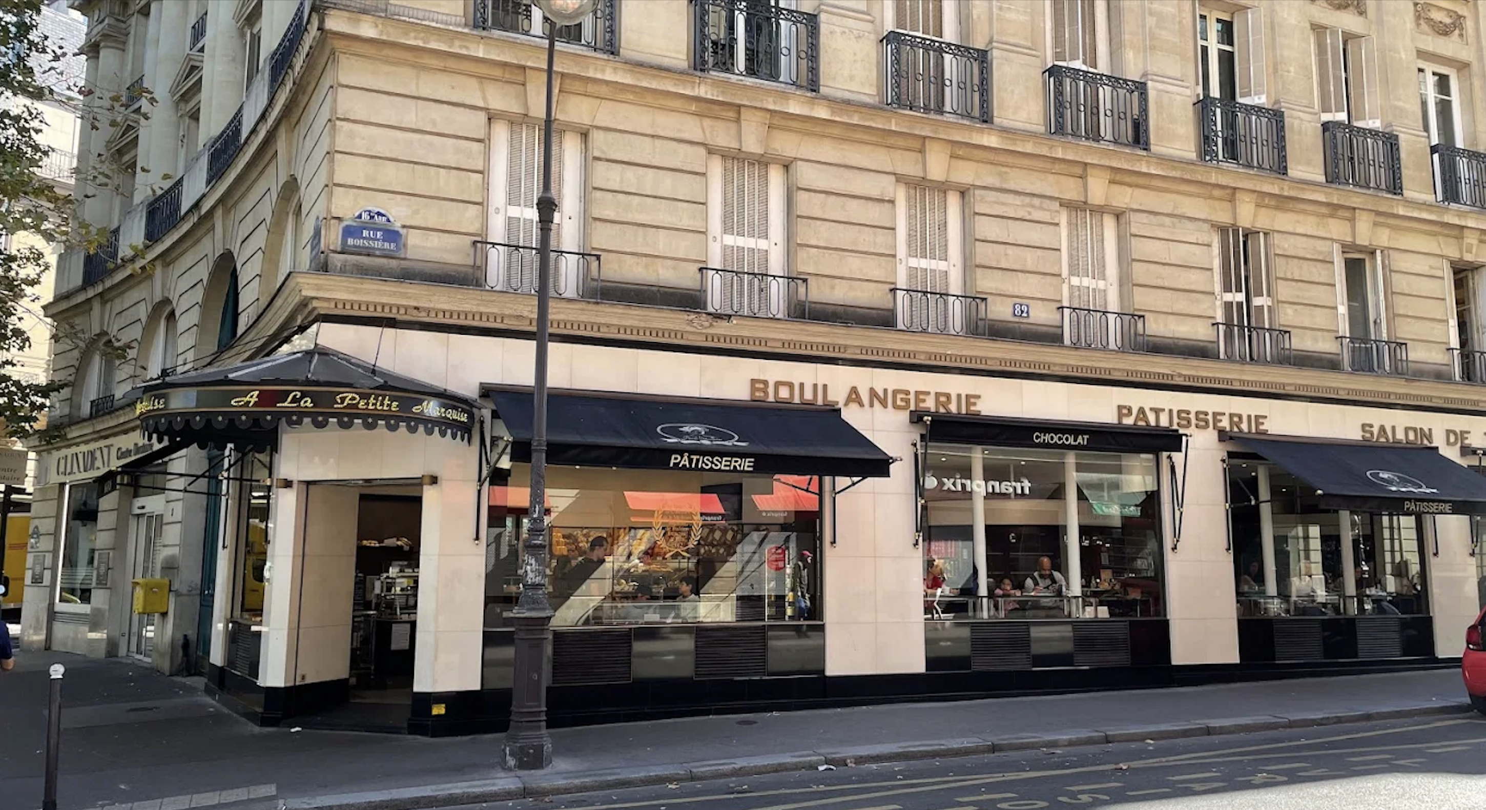 Facade de la boutique A La Petite Marquise a Paris